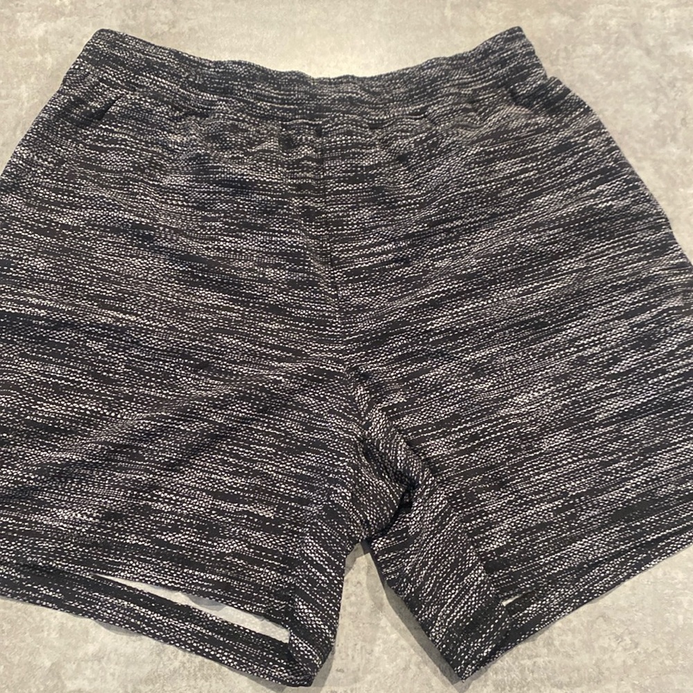 Lulu Pacebreaker black/white pattern
- Liner Cut Out 
- Size Large 7” Inseam